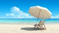 tropisk strand med stol og parasoll